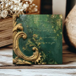 Vintages Not leidendes Emerald Green Gold-Script Fliese<br><div class="desc">Ein Vintag inspiriertes Design mit bedrängten Maltexturen und Imitaten aus Reliefblättern in dunkelgrün und goldgrün,  verziert mit goldener Handschrift. [HINWEIS: Die Oberfläche der Fliese ist flach,  nicht erhöht; die Effekte sind Teil eines flachen gedruckten Bildes.]</div>
