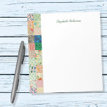 Vintages Patchwork Quilt Border Note Pad Notizblock<br><div class="desc">Personalisieren Sie dieses hübsche Notizblock,  das mit einem Vintagen Patchwork-Quilt-Rahmen mit Ihrem Namen oder einem anderen Text gedruckt wird. Großzügiger Schreibraum für alle Ihre Listen,  kleine Skizzen oder andere tägliche Notizen.</div>