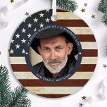 Vintages Patriotic Memorial American Flag Foto Ornament Aus Metall<br><div class="desc">Ehre deinen Lieben mit einem patriotischen Foto-Gedenkornament. Diese einzigartige militärische Gedenkschmuck ist das ideale Geschenk für sich selbst, Familie oder Freunde, um einen Militärveteranen, Militärsoldaten, Armee, Marineinfanteristen oder gefallenen Soldaten zu ehren. Diese patriotische Gedenkstätte besticht durch eine Vintage rot-blaue amerikanische Flagge, Sterne und Streifen. Zitat "In Loving Memory". Passen Sie...</div>