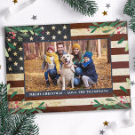 Vintages Patriotisches amerikanisches Flag Foto We Feiertagskarte<br><div class="desc">Mit dieser einzigartigen amerikanischen Flag Weihnachtskarte - US-amerikanische Fahne Design Vintag rotes Weiß-Design mit Heiligen und Beeren. Personalisieren Sie mit Ihrem bevorzugten Foto, Ihrer Nachricht und Ihrem Familiennamen. Diese patriotische Weihnachtskarte ist ideal für Militärfamilien, Veteranen, patriotische Familien und Veteranen-Service-Abteilung Weihnachtskarten. COPYRIGHT © 2020 Judy Burrows, Black Dog Art - Alle...</div>