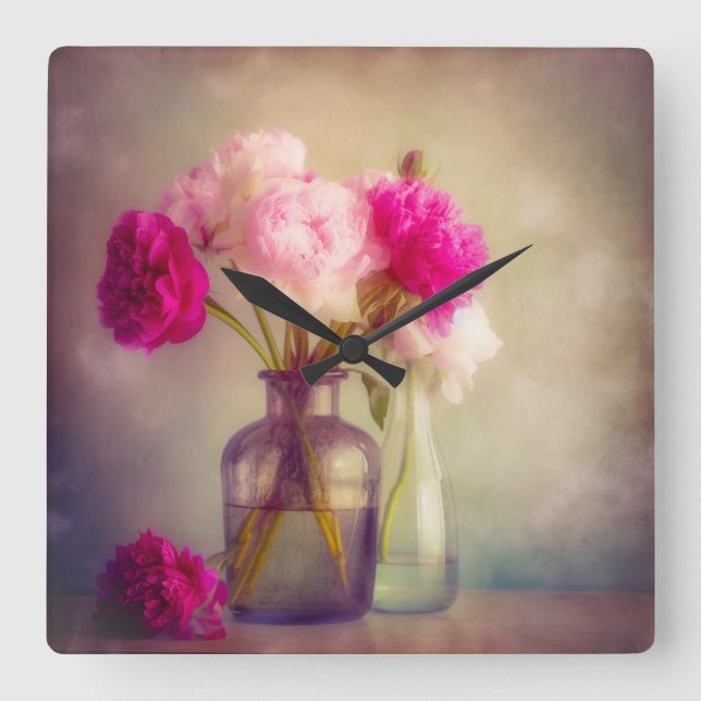 Vintages Peony Bouquet in Glass Vases Quadratische Wanduhr (Vorderseite)
