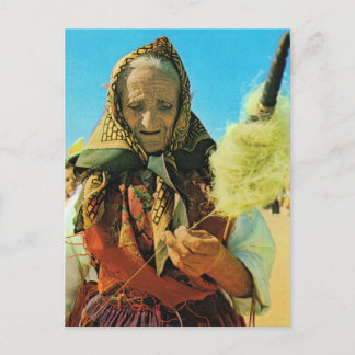 Vintages Portugal, Minho, alte Dame, die sich dreh Postkarte