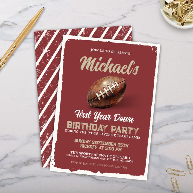Vintages Red Football Thema 1. Geburtstag Party Einladung (Unique red burgundy maroon football theme party invitations for 1st birthday or any watch party)