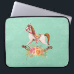 Vintages Rockpferd mit Blumenstrauß Laptopschutzhülle<br><div class="desc">Laptop-Ärmel mit einem charmanten und fantasievollen Bild eines altmodischen Rockpferdes mit einem hübschen Blumenstrauß in Rosa und Gelb. Der Hintergrund ist ein hellgrünes,  glänzendes Damast-Muster.</div>