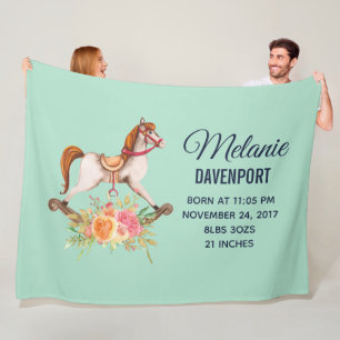 Vintages Rockpferd mit Blumenstrauß New Baby Fleecedecke