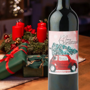 Vintages Rotes Auto mit einem Weihnachtsbaum an Da Weinetikett