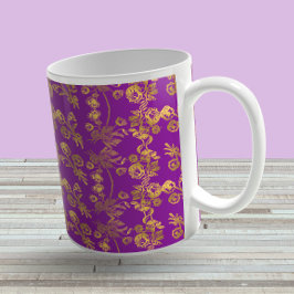 Vintages, rustikales Goldschwirbelmuster auf lila Kaffeetasse