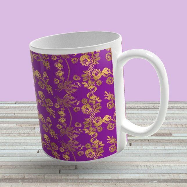 Vintages, rustikales Goldschwirbelmuster auf lila Kaffeetasse (Von Creator hochgeladen)