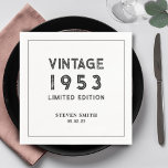 Vintages Schwarz-Weiß-Jahr Geburtstag Serviette<br><div class="desc">Mit diesen personalisierten Servietten, die ein individuelles Jahr Ihrer Wahl bieten, machen Sie Ihrem Liebsten das Geburtstagsfest ganz besonders. Sie können auch die Hintergrundfarbe ändern. Bestellen Sie jetzt und erstellen Sie einen einzigartigen und unvergesslichen Sake! | Schwarz/Weiß Personalisiert 40. 50. 60. 70. Geburtstag Napkins mit Sonderjahr | Herzlichen Glückwunsch zum...</div>