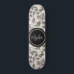 Vintages Schwarzes Botanisches Muster und Monogram Skateboard<br><div class="desc">Dieses elegante Skateboard mit schwarz Vintagem botanischem Muster und individuellem Monogramm würde ihr ein wunderbares Geschenk machen! Fügen Sie einfach den gewünschten Namen und die Initiale hinzu,  indem Sie auf die Option "Personalisieren Sie diese Vorlage" klicken.</div>