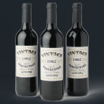 Vintages, schwarzes Gold für perfekten Wein Weinetikett<br><div class="desc">Inspiriert mit klassischem Whiskey-Label,  schwarzem Gold und beige Spaß Vintag,  bis zur Vollendung Erwachsenen Geburtstagsgeschenk Idee für Männer,  ideal für jedes Alter Geburtstag feiern,  oder andere Anlässe. Stellen Sie sie mit Ihrer eigenen Text- und Hintergrundfarbe ein.</div>
