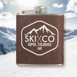 Vintages Skigramm Aspen CO Monogramm Leder Flachmann<br><div class="desc">Vintage, braune Imitat Lederflasche mit schneebedecktem Skiberg und rustikalen Skistöcken. Passen Sie mit Ihren Monogrammen/Initialen oder Namen und Ihren Lieblingsski Berg oder Stadt - Aspen Colorado, Stowe Vermont, etc. an. Erstellen Sie einen Spaß einzigartig einer freundlichen Flasche. Sie werden die Rede vom Apres Ski Party sein. Klicken Sie auf das...</div>