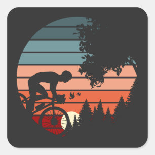 Vintages Sonnenuntergang-Radfahren in den Bergen d Quadratischer Aufkleber