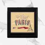 Vintages Tan und Red I Liebe Paris Poster Erinnerungskiste<br><div class="desc">Ein hübscher kleiner Schmuckkasten mit einem Vintagen Pariser Reiseplakat der I Liebe. Ein wunderbares Geschenk!</div>