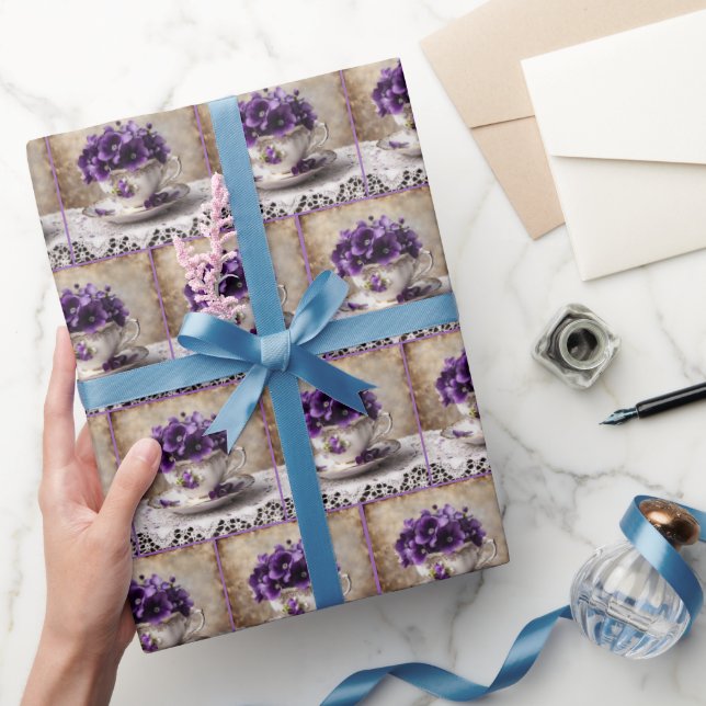 Vintages Teacup und Violetten Geschenkpapier (Schenken)