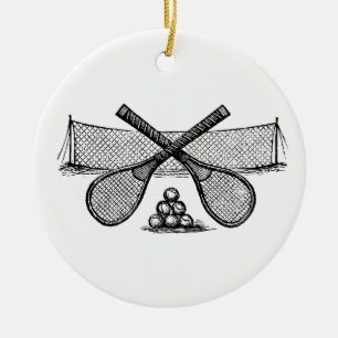 Vintages Tennisnetz, überquerte Racquets, Bälle Keramikornament