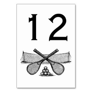 Vintages Tennisnetz, überquerte Racquets, Bälle Tischnummer