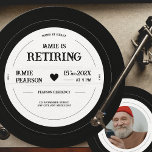 Vintages Vinyl Record Retirement Party Einladung<br><div class="desc">Mit der Vintagen Vinyl Record Retirement Party Einladung feiern Sie einen musikalischen Ruhestand! Diese einzigartige Einladung ist so konzipiert, dass sie wie ein klassischer Vinyl Record aussieht, komplett mit einem individuellen Label und Grooves, die in die Karte eingeätzt werden. Auf der Vorderseite der Einladung befinden sich alle wichtigen Details des...</div>