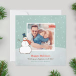 Vintages Winter Snowman Happy Holidays Foto Feiertagskarte<br><div class="desc">Das Design der quadratischen Fotokarte "Happy Holidays" zeichnet sich durch eine verschneite Winterszene mit einem glücklichen Schneemann und Schneeflocken aus. Personalisieren Sie mit Ihrem Foto (Tipp: schneiden Sie Ihr Foto auf eine quadratische Form, bevor Sie das Bild zu ändern, um Ihre eigenen hochladen) und benutzerdefinierten Gruß unten. Vintages Aqua/Jade grün,...</div>