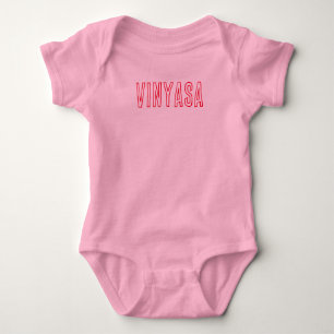 Vinyasa Yoga Rote Typografie auf Rosa Baby Strampler
