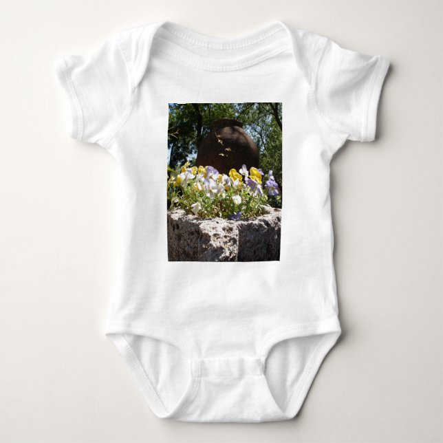 Violas in einem Steintrog. Baby Strampler (Vorderseite)