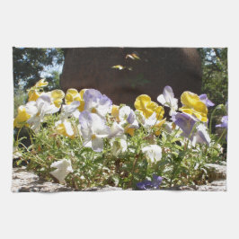 Violas in einem Steintrog. Geschirrtuch