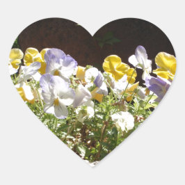 Violas in einem Steintrog. Herz-Aufkleber