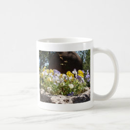 Violas in einem Steintrog. Kaffeetasse