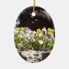 Violas in einem Steintrog. Keramik Ornament