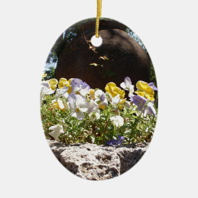 Violas in einem Steintrog. Keramik Ornament (Vorne)