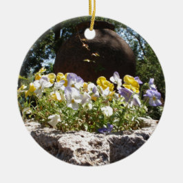 Violas in einem Steintrog. Keramik Ornament