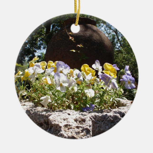 Violas in einem Steintrog. Keramik Ornament (Vorne)