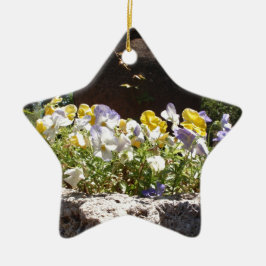 Violas in einem Steintrog. Keramik Ornament