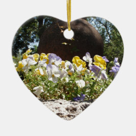 Violas in einem Steintrog. Keramikornament