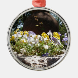 Violas in einem Steintrog. Ornament Aus Metall