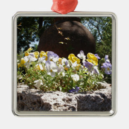 Violas in einem Steintrog. Ornament Aus Metall