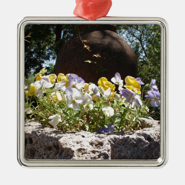 Violas in einem Steintrog. Ornament Aus Metall (Vorne)