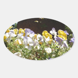Violas in einem Steintrog. Ovaler Aufkleber