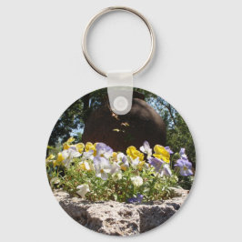 Violas in einem Steintrog. Schlüsselanhänger