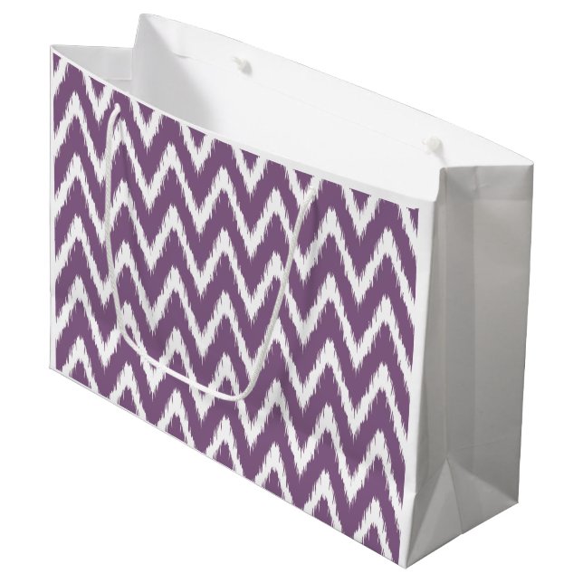 Violet Asian Moods Ikat Chevrons Große Geschenktüte (Vorderseite Schrägansicht)
