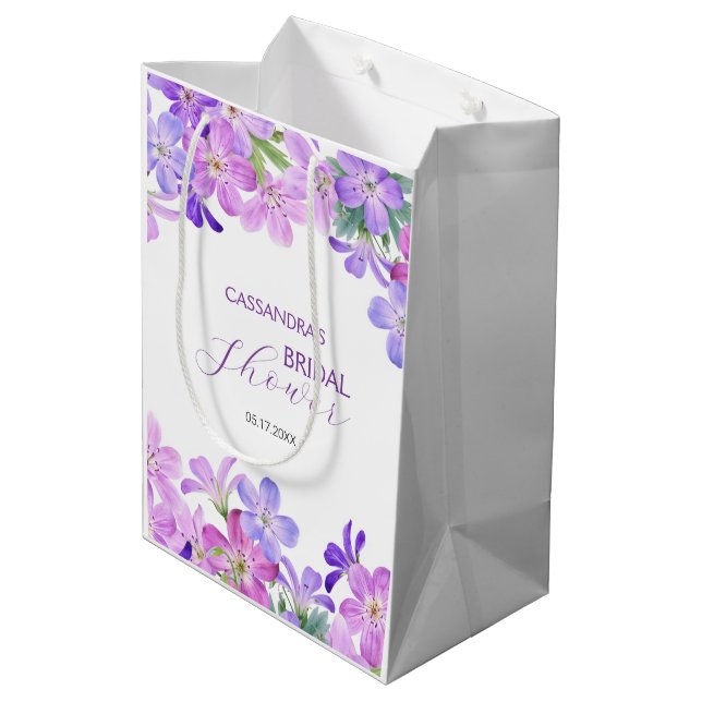 Violet Geranium Floral Brautparty Mittlere Geschenktüte (Rückseite Schrägansicht)