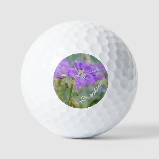 Violet Geranium Wildblume Hübsche Blume und Name Golfball (Vorderseite)