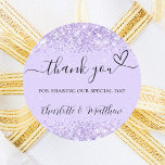 Violet lavender conetti danke Ihnen Hochzeit Runder Aufkleber<br><div class="desc">Ein violettes,  lavendelfarbenes Ambiente,  das mit Konfetti dekoriert ist. Mit dem Text: Vielen Dank,  dass Sie unseren besonderen Tag mit einem kleinen Herzen teilen. Personalisieren Sie Ihre Namen und fügen Sie sie hinzu.</div>