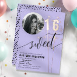 Violet Lila Sparkler Sweet 16 Geburtstag Foto Folieneinladung<br><div class="desc">Genießen Sie einen Sweet 16 extra mit dieser lila, eleganten Einladung. Freuen Sie sich auf glitzernde Akzente und ein individualisierbares Foto. Diese Einladung eignet sich perfekt für ein Meilenstein-Geburtstagsfest. Sie enthält Foliendetails, die eine luxuriöse Touch hinzufügen. Personalisieren Sie es mit dem Namen des Geburtstagsmädchens, den Veranstaltungsdetails und einem beliebten Foto,...</div>