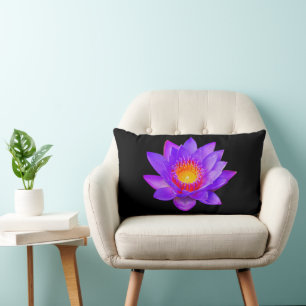 Violet Lotus Blume auf schwarz Lendenkissen