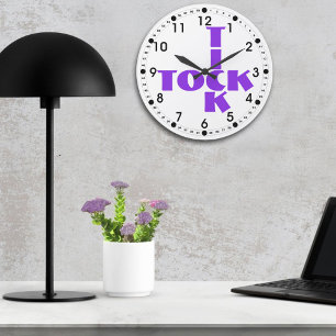 Violet Tick Tock Typografie Crossword Style Runde Wanduhr