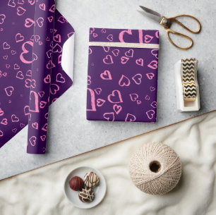 Violet-Umhüllungspapier mit pastellrosa Herzen Geschenkpapier