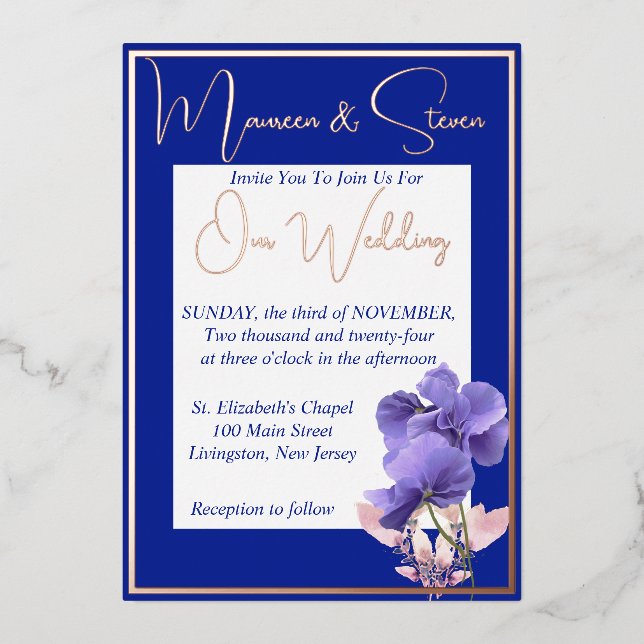 Violett-Blume auf Royal Blue & White Wedding Folieneinladung (Vorderseite)