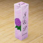 Violett Floral Watercolor Wash Monogramm Weinbox<br><div class="desc">Violette Blüte mit grünen Blätter auf drei Seiten mit lila violettem,  weißem Aquarell. Personalisieren Sie Mit Monogramm Bride- und Grooms-Initialen und das Hochzeitdatum in schwarzem Text. Liebe ist oben in hübschem schwarzem Skript geschrieben. Original Artwork Design von TamiraZDesign.</div>
