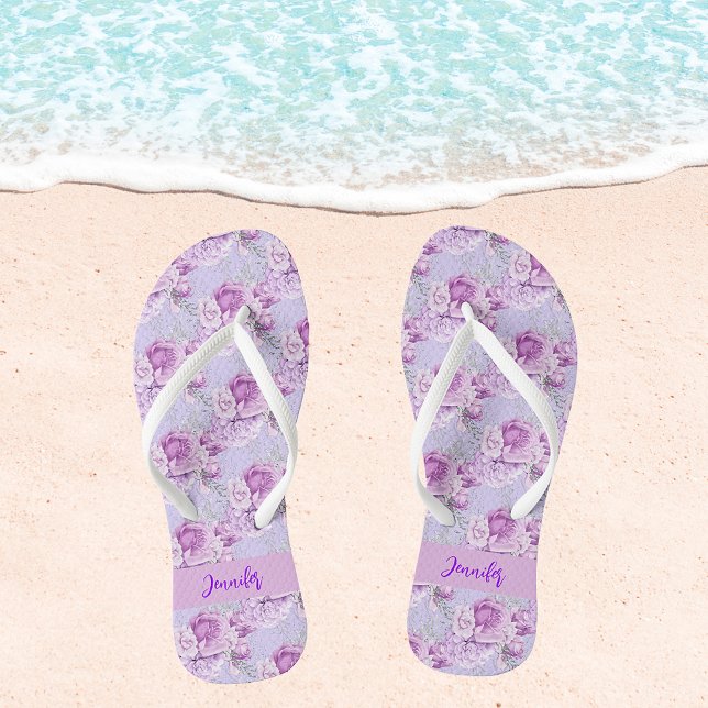Violett rosa Blume Rose Namensskript Flip Flops (Von Creator hochgeladen)